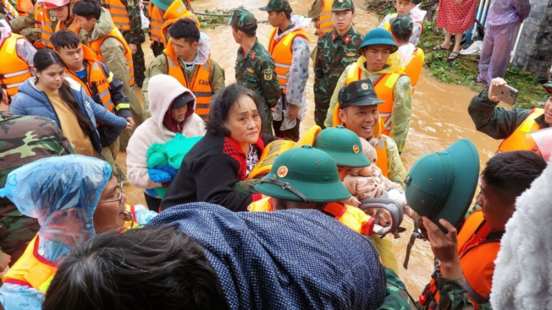 Công an các đơn vị, địa phương khẩn trương sơ tán người dân ra khỏi khu vực nguy hiểm, bị nước lũ cô lập